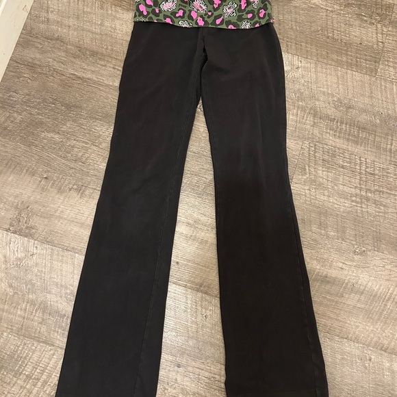 PINK Victoria's Secret Black Leggings with Pink Camo Waistband - Picture 2 of 3